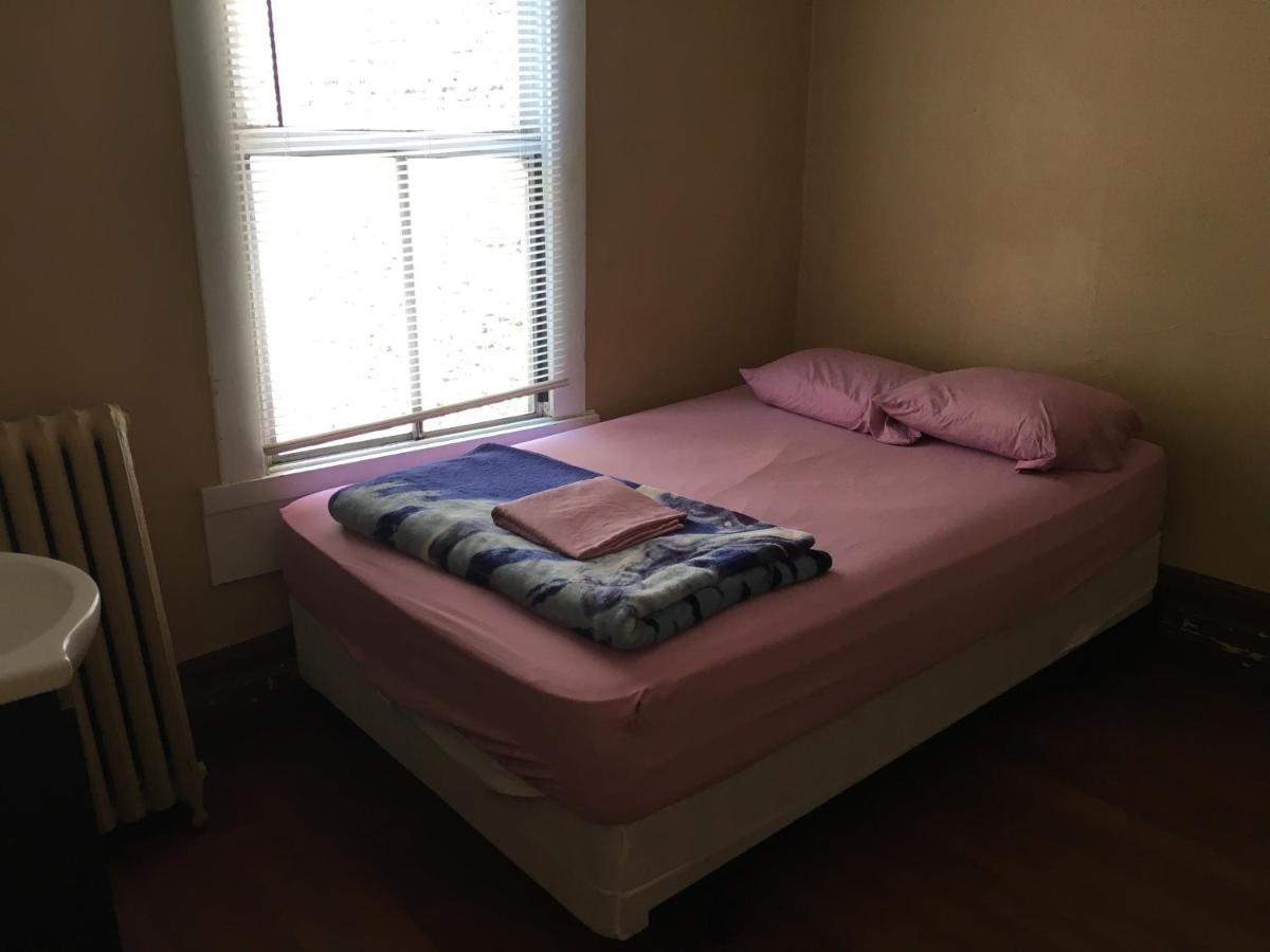 Main St Hostel Ванкувър Екстериор снимка