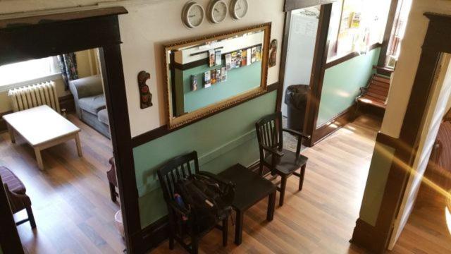 Main St Hostel Ванкувър Екстериор снимка