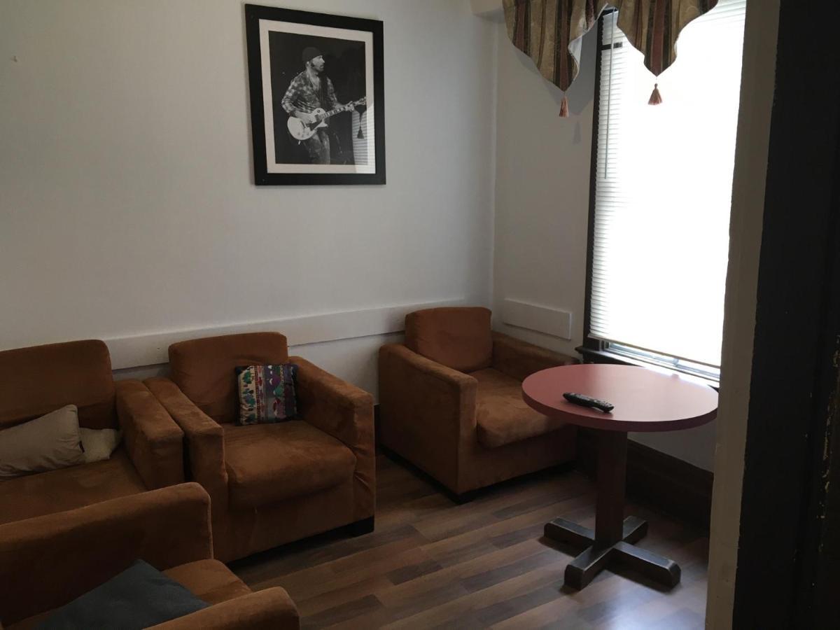 Main St Hostel Ванкувър Екстериор снимка